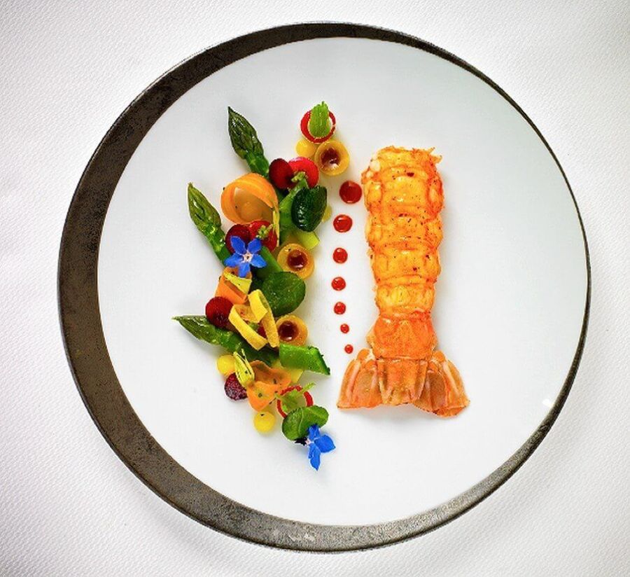 Présentation élégante des langoustines